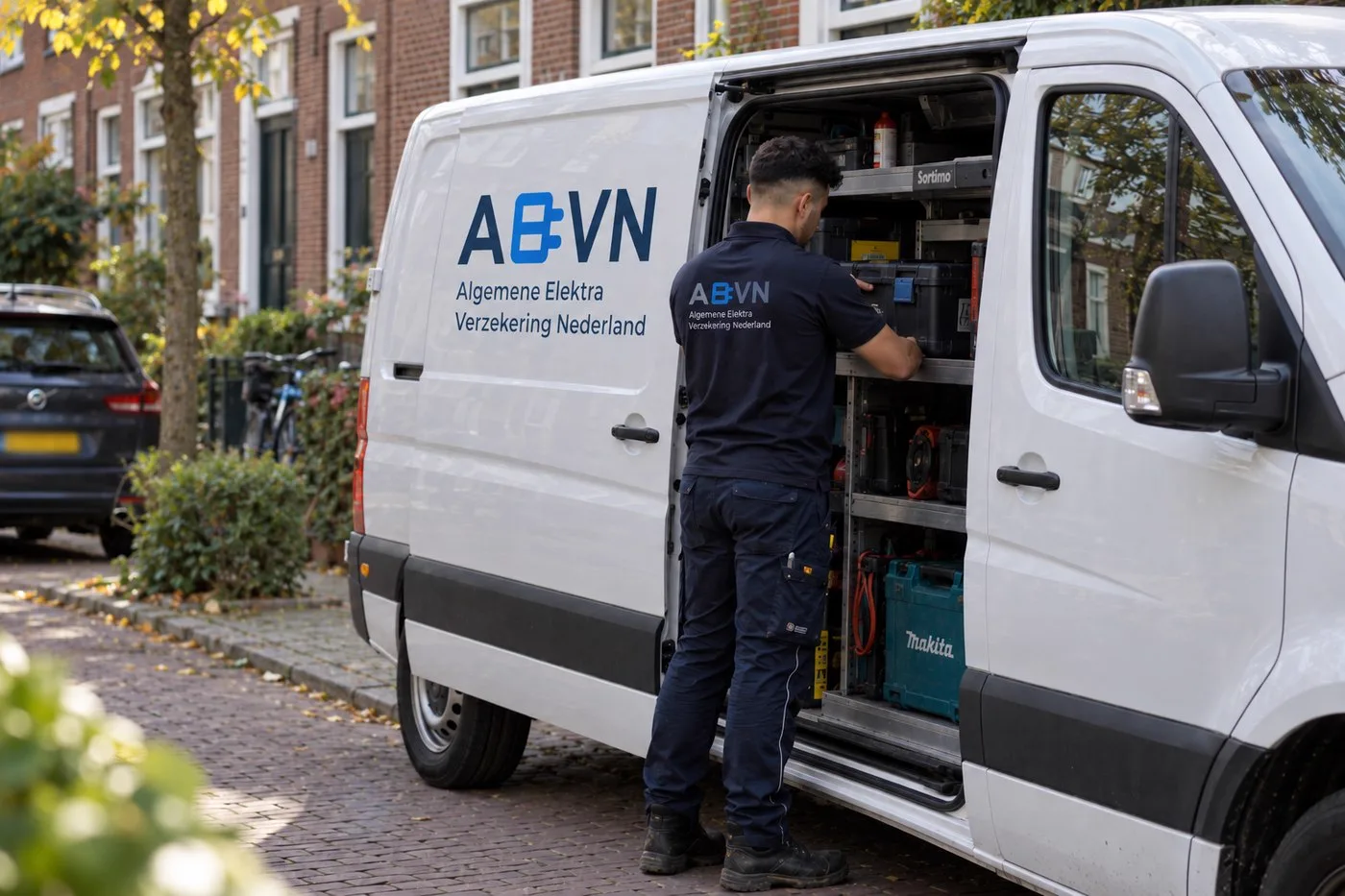 AEVN elektricien pakt gereedschap uit de bedrijfsbus in een Haarlemse straat